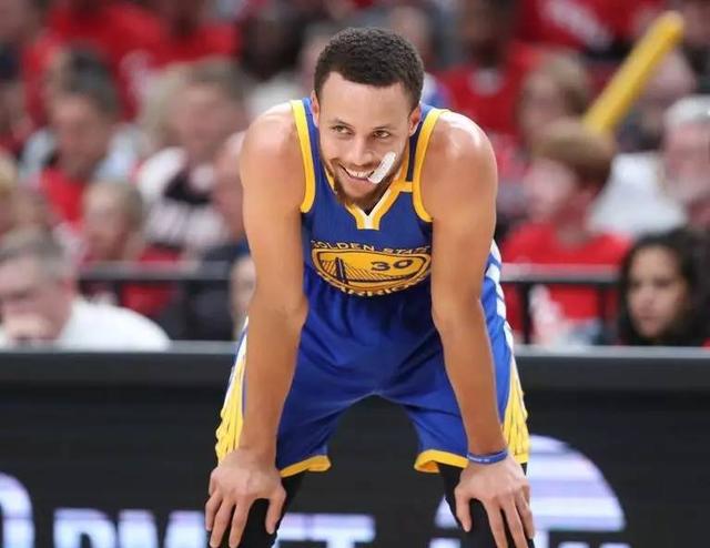 08:30NBA 公牛124-116热火09:30NBA 森林狼119-101独行侠　今日焦点战预告03:00德甲赛场 门兴格拉德巴赫 vs 云达不莱梅 门兴能否延续主场不败战绩？03:45 意甲赛事热那亚 VS 尤文图斯 尤文力拼客场拿下3分，重回榜首之位？　04:00 西甲赛场奥萨苏纳 VS 巴列卡诺 巴列卡诺欲在客场再次全身而退？04:15 英超赛事诺丁汉森林 VS 热刺 实力悬殊，热刺客场笑纳三分？事件跟队记者：帕瓦尔已恢复合练，大概率将入选对阵拉齐奥的大名单据全市场国米跟队记者卡尔迪亚报道，帕瓦尔已经恢复合练，大概率将入选对阵拉齐奥的大名单。